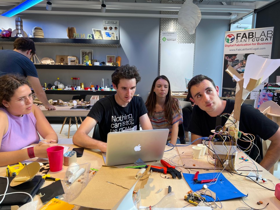 5 Maneres en què els FabLabs Transformen l'Aprenentatge Tradicional